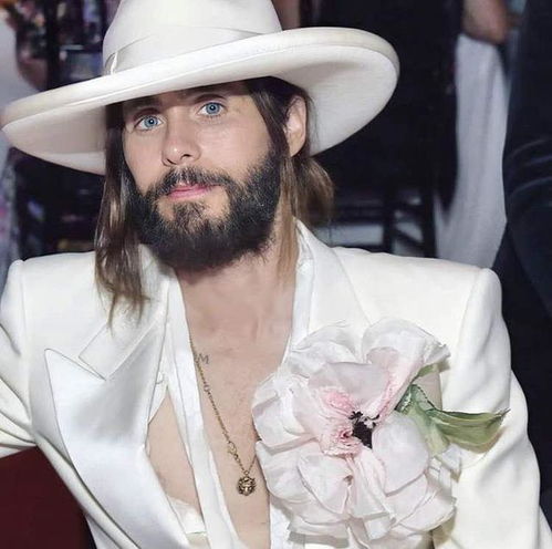 伊能靜18歲兒子穿粉紗少女裝 扮桃花妝太美,比金星當(dāng)年還嬌嫩