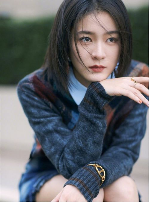 張雪迎終于不藏美腿了,輕熟風穿搭更顯女人味,一雙細腿又白又直