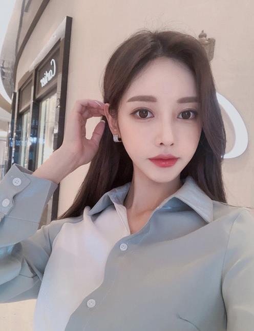 孫允珠女裝美圖 混搭亮片絲光柔紗灰白職業裙