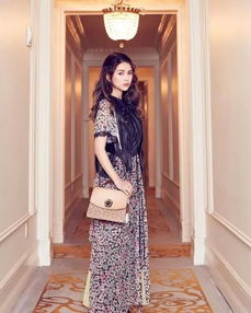 昆凌時(shí)裝周造型引爭議 毛草皮衣混搭印花裙，顯胖顯老引熱議